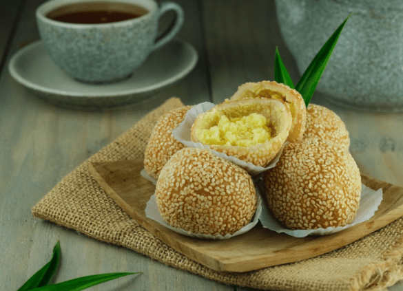 Onde-Onde Telur Asin, Gabungkan Makanan Tradisional dengan Ciri Khas Jaman Now.