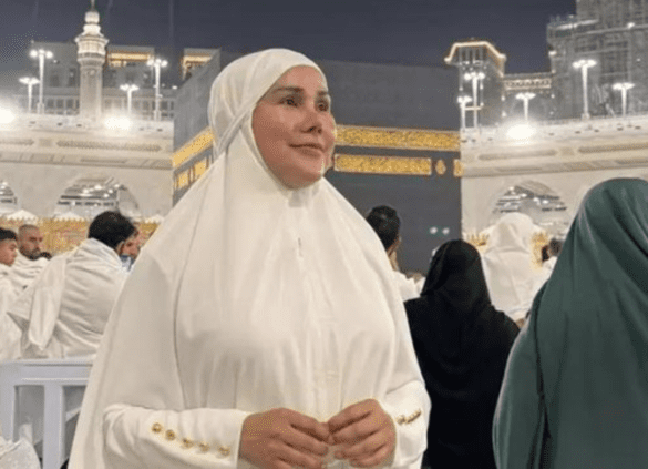 Selebgram Isa Zega kembali menjadi bahan perbincangan setelah menjalani ibadah umrah dengan mengenakan hijab. Keputusan Isa, yang memiliki nama asli Sahrul dan dikenal sebagai seorang transgender, menuai kecaman dari berbagai kalangan, termasuk anggota DPR RI dari fraksi Partai Demokrasi Indonesia Perjuangan (PDIP), Mufti Anam.