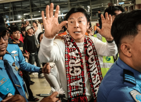 Ratusan Suporter Timnas Antarkan Kepulangan Shin Tae-yong di Bandara Soekarno-Hatta
