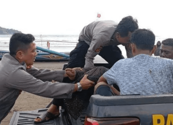 Nasib tragis menimpa seorang anggota Polsek Pagerageung Polres Tasikmalaya Kota, Bripka Andithya Munartono, meninggal dunia saat berupaya menyelamatkan seorang wisatawan yang hampir tenggelam di Pantai Barat Pangandaran, Desa Pananjung, Kecamatan Pangandaran, Kabupaten Pangandaran, pada Jumat 3 Januari 2025.