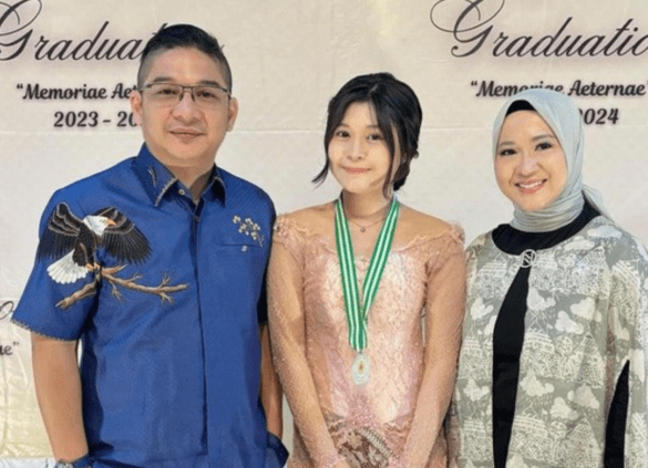 Turuti Sang Anak Foto Bertiga Saat Wisuda, Nasha Ungkap Pasha Ungu Tetap Ayah Saya