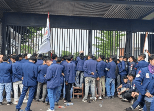 Mahasiswa Demo Tolak Revisi UU TNI, Paksa Turun Mobil Menteri Hukum