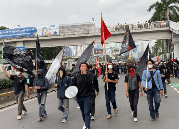 Demo Tolak UU TNI di Gedung DPR RI, Polisi Tembakan Water Cannon ke Massa