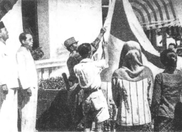 Siapa Sosok Berhijab di Momen Pengibaran Sang Saka Merah Putih 1945?