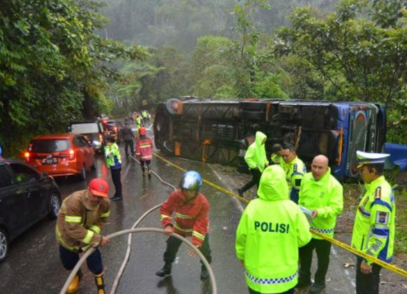 Kecelakaan Tragis Bus ALS Terbalik di Bukit Surungan