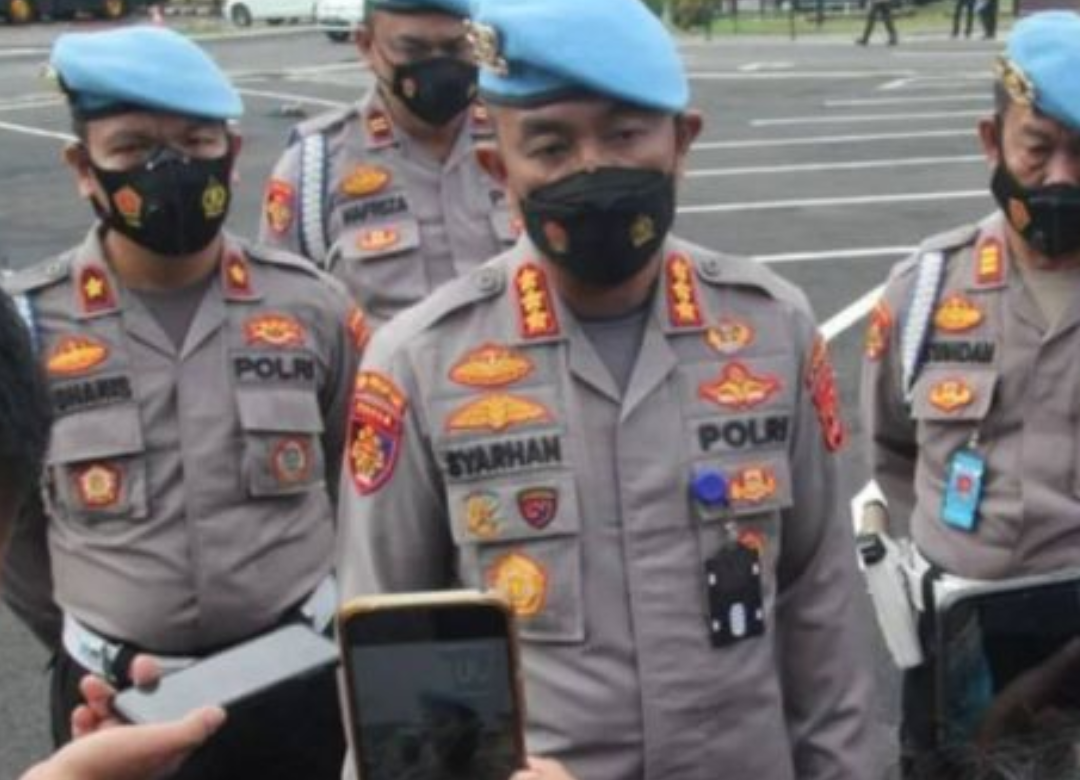 Ndrama! Oknum Polisi Ngereog Saat Dijemput Propam