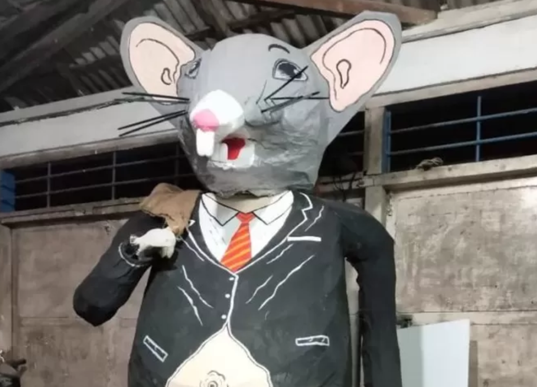 Nyeleneh! Polisi Larang Penggunaan Patung Tikus Berdasi di Karnaval Bangkalan
