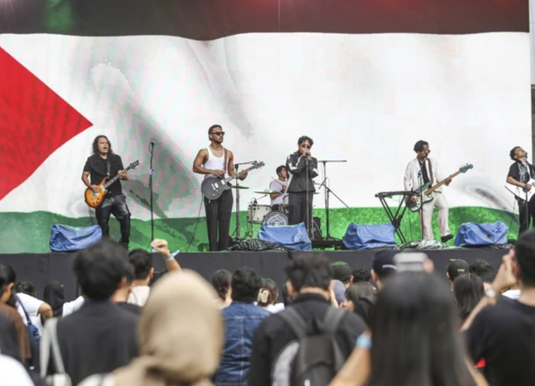 Viral Oknum Polisi Ngamuk Pukuli Penonton yang Bawa Bendera One Piece, di Konser Feast