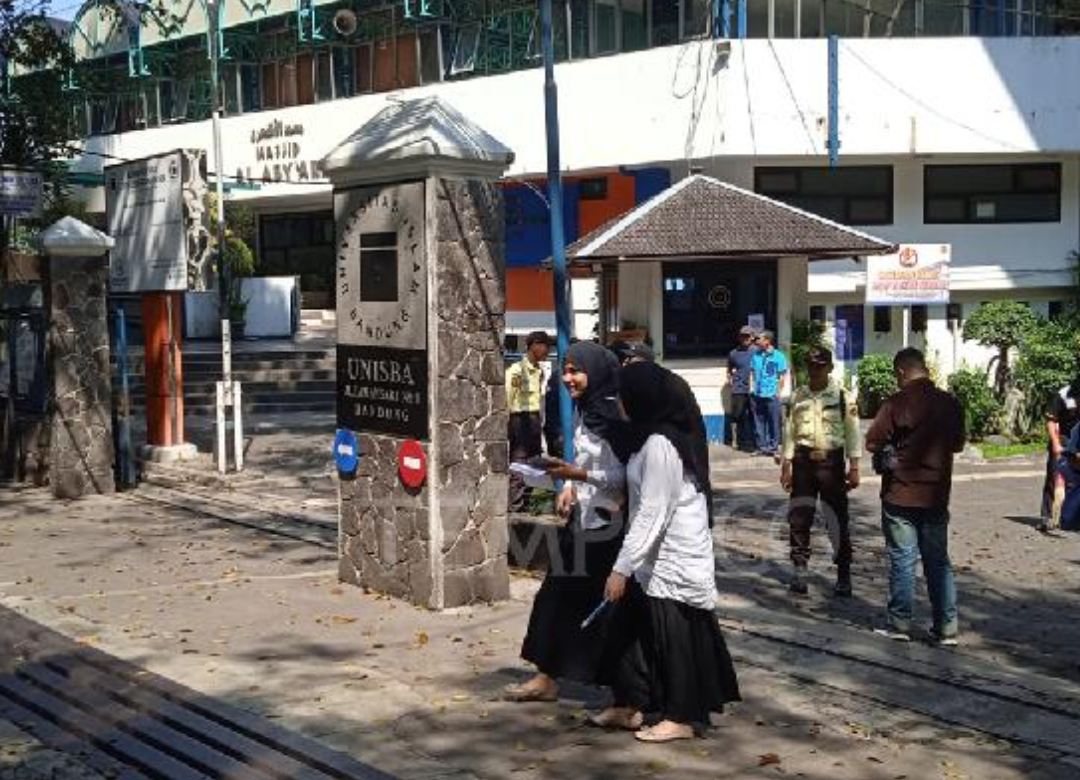 Terulang Ambulan Terlarang! Puluhan Aparat Serang Kampus UNISBA UNPAS Bandung Dini Hari