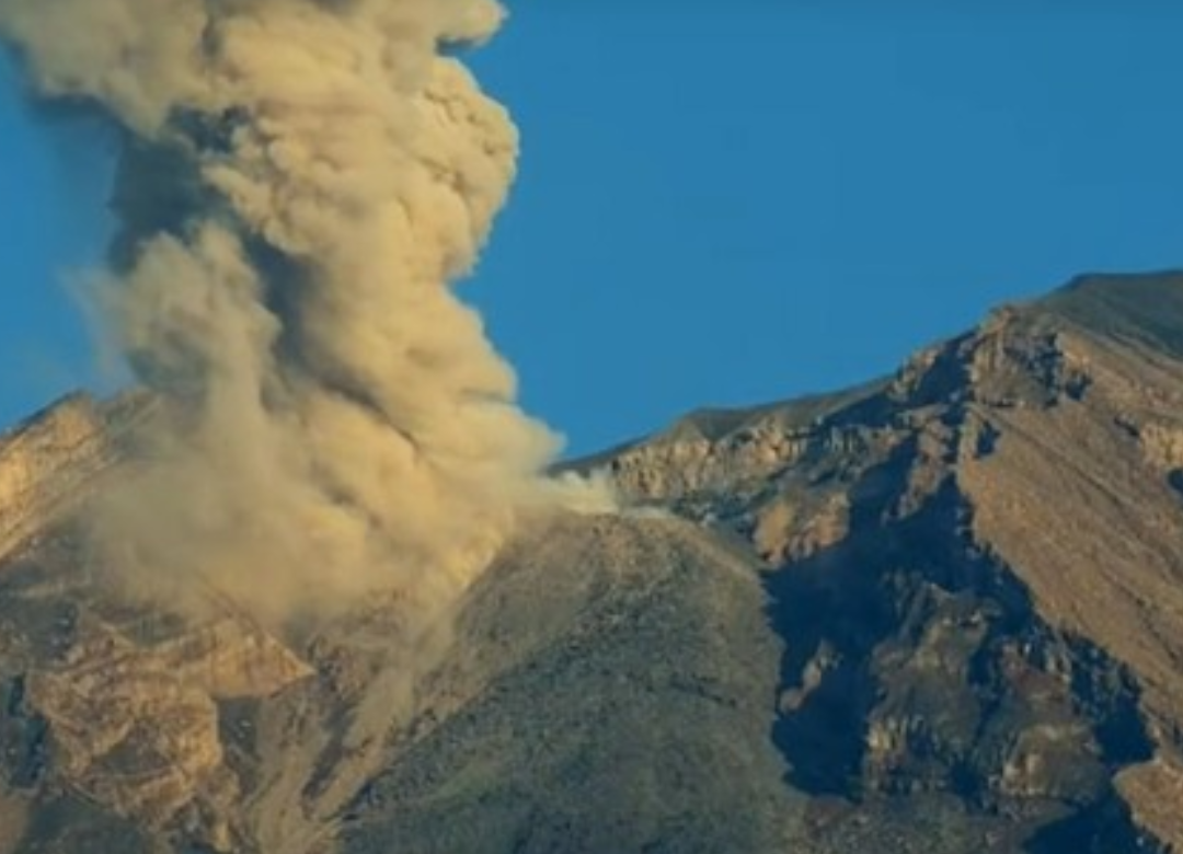 Detik-detik Gunung Semeru Meletus Disertai Luncuran Lava Pijar Detik-detik Gunung Semeru Meletus Disertai Luncuran Lava Pijar
