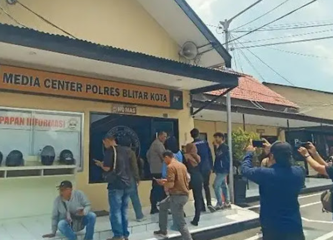 Oknum Polwan Blitar Digerebek di Hotel Selingkuh dengan Anggota DPRD Oknum Polwan Blitar Digerebek di Hotel Selingkuh dengan Anggota DPRD