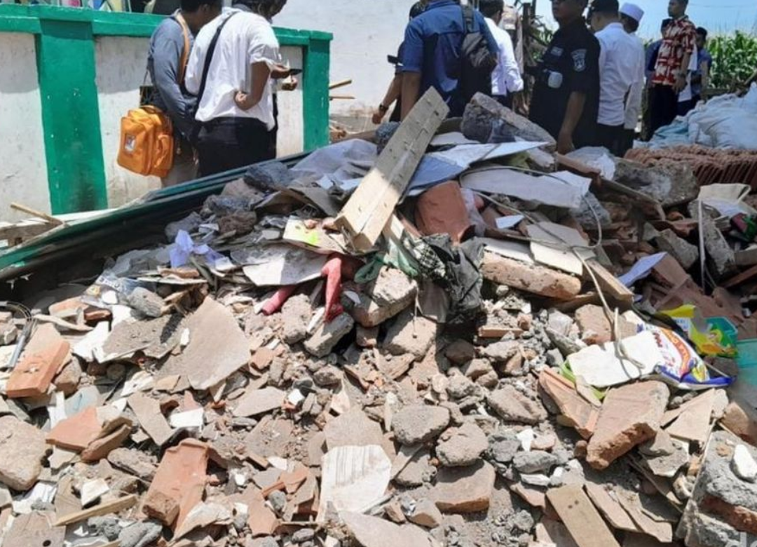 Asrama Putri Ponpes di Situbondo Ambruk, 1 Santriwati Meninggal-11 Luka Asrama Putri Ponpes di Situbondo Ambruk, 1 Santriwati Meninggal-11 Luka